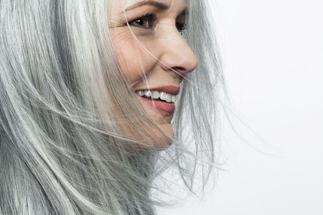 Capelli grigi ed eliminazione della semina con uno spruzzo zxcvbnmqwort