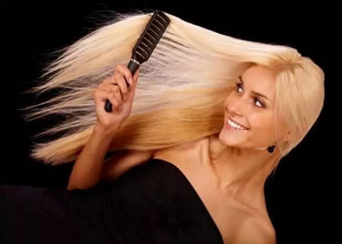 Ragazza che si pettina i capelli