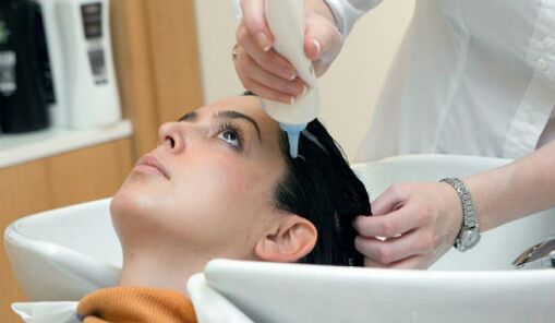 Il maestro applica il prodotto mentre passa tra i capelli